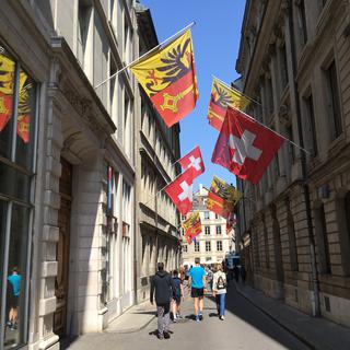 Les drapeaux genevois et suisse devant l'Hôtel de Ville ce dimanche, jour du deuxième tour des élections du Conseil d'Etat. [RTS - Théo Allegrezza]
