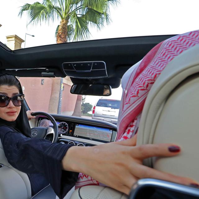 Une Saoudienne s'entraîne à conduire en prévision de l'autorisation de conduire pour les femmes dans le royaume dès l'été (photo d'illustration). [AFP - Yousef Doubisi]