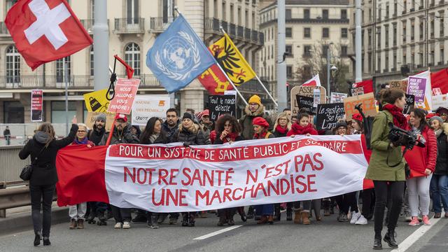 Des personnes ont exprimé leur mécontentement et leur ras-le-bol des augmentations incessantes des primes d'assurance maladie. [Martial Trezzini]