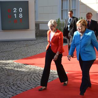 La Première ministre britannique Theresa May et la chancelière allemande Angela Merkel arrivent au sommet européen de Salzbourg. [Sputnik - Vitaliy Belousov]