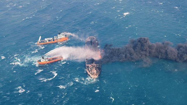 Des navires ont essayé d'éteindre l'incendie à bord du Sanchi avant qu'il ne coule. [Keystone - TRANSPORT MINISTRY OF CHINA]