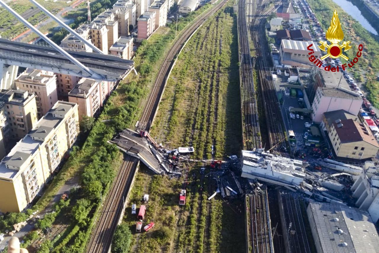 Image du pont Morandi, fournie par les pompiers de Gênes, après l'effondrement d'une section de quelque 200 mètres. [AP/Keystone - Vigili Del Fuoco (pompiers)]