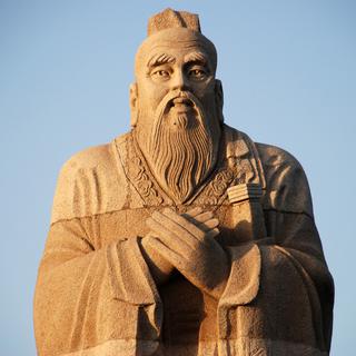 Statue de Confucius située dans le Hunan (Chine), sur les rives du lac Dongting. [flickr - Rob Web]