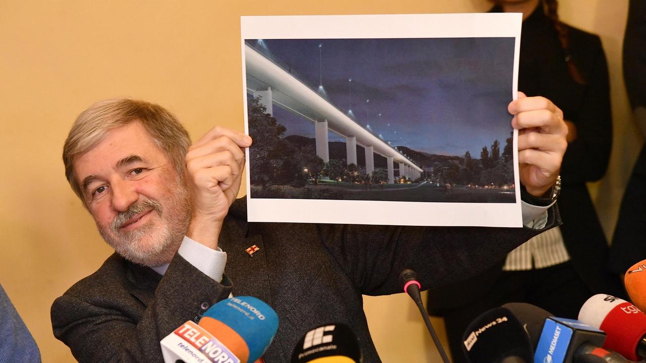 Le maire de Gênes Marco Bucci présente une image du projet de nouveau pont, imaginé par Renzo Piano. [Keystone - EPA/Luca Zennaro]