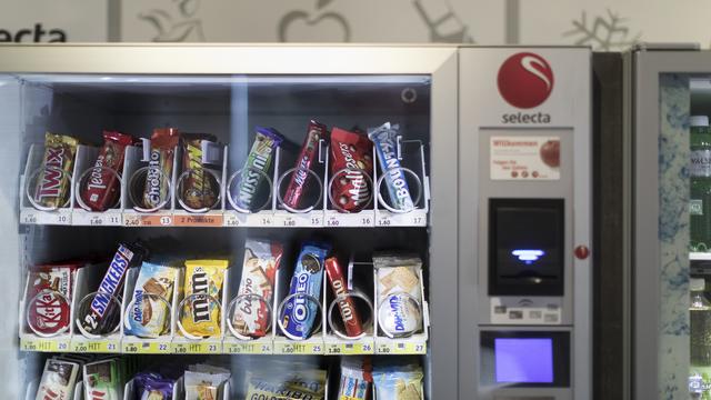 Les députés fribourgeois ont accepté d'interdire ou de limiter les automates proposant de barres chocolatées et des sodas dans les écoles. [Gaetan Bally - Keystone]