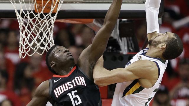 Capela (15), ici opposé à Gobert, a disputé un bon match mais Houston s'est incliné. [Eric Christian Smith]