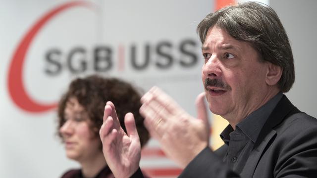 Le président de l'Union syndicale suisse (USS) Paul Rechsteiner lors d'une conférence de presse. (Image d'archive) [keystone - Anthony Anex]