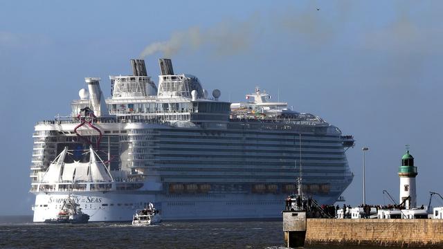 Le Symphony of the Seas quitte le port de Saint-Nazaire. [Keystone - EPA/Eddy Lemaistre]