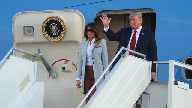 Donald Trump et son épouse Melania arrivent à l'aéroport d'Helsinki, en Finlande. [EPA/Keystone - Mauri Ratilainen]