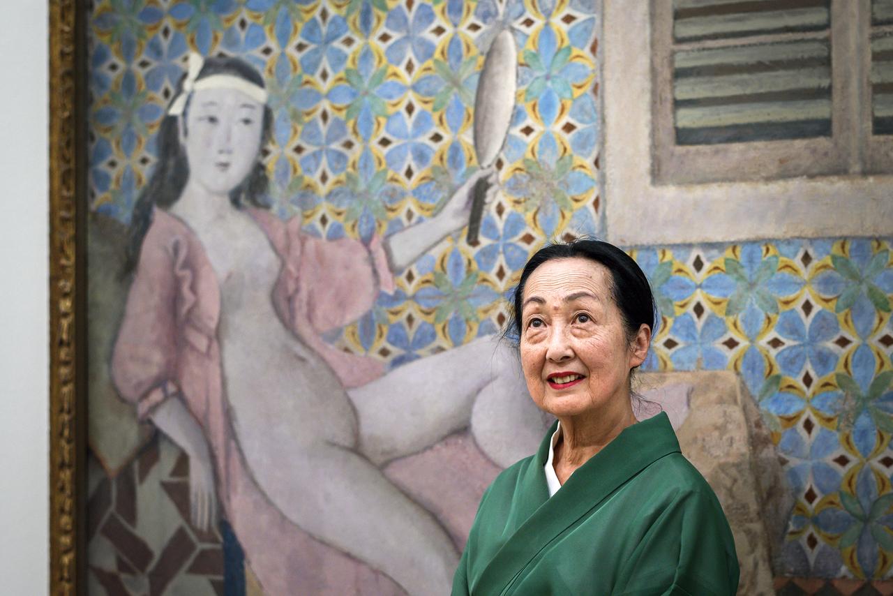 Le veuve de Balthus, Setsuko Klossowska de Rola, pose devant "La chambre turque" à la Fondation Beyeler le 31 août 2018. [AFP - Fabrice Coffrini]