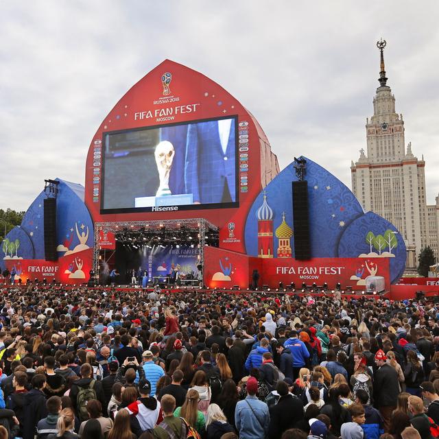 La fanzone de Moscou installée devant l'Université. [Keystone - EPA/Yuri Kochetkov]