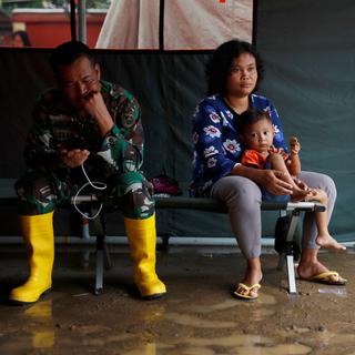 Des survivants du tsunami dans une tente de secours, dans la province de Banten, en Indonésie. [Reuters - Jorge Silva]