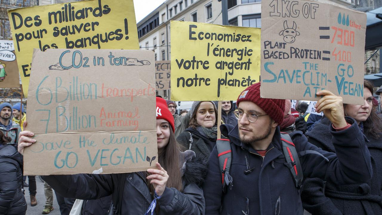 Des manifestants pour le climat se sont rassemblés à Genève. [Keystone - Salvatore Di Nolfi]