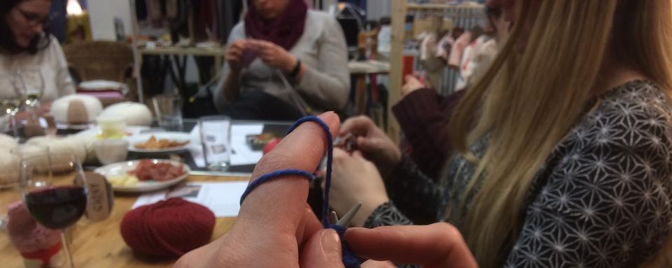 Julie Chanel organise des apéros-tricot plusieurs fois par mois à Lausanne. [RTS - Didier Pradervand]