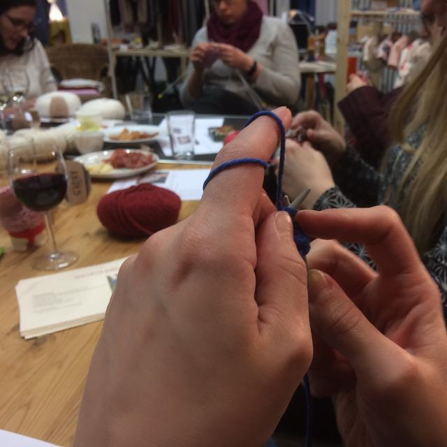 Julie Chanel organise des apéros-tricot plusieurs fois par mois à Lausanne. [RTS - Didier Pradervand]