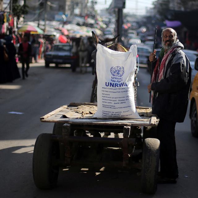 Sac de farine distribué par l'UNRWA dans le camp de réfugiés de Khan Younis, à Gaza. [Reuters - Ibraheem Abu Mustafa]