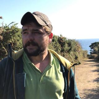 Mathieu Le Saux va faire pousser du chasselas sur l’île de Groix en Bretagne. [RTS - Zoé Decker]