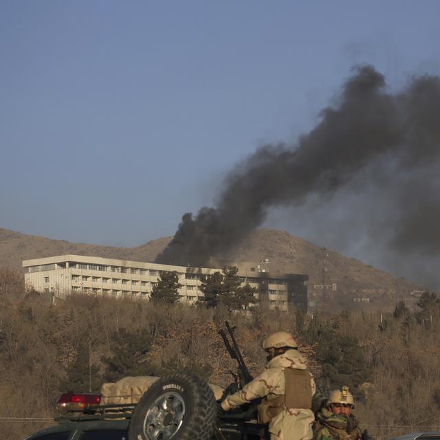 De la fumée noire s'échappant de l'hôtel Intercontinental de Kaboul, le 21 janvier 2018. [Keystone - Rahmat Gul]