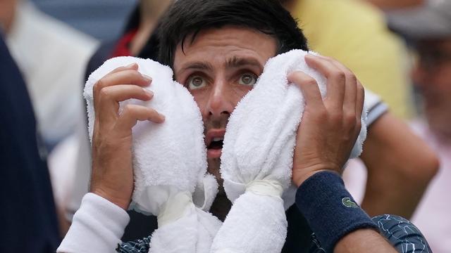 Djokovic a également souffert de la chaleur. [Timothy A. Clary]