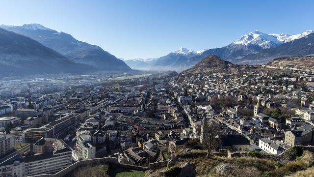 Une vue de la ville de Sion et de la plaine du Rhône depuis le château de Valère (image d'illustration). [Keystone - Olivier Maire]