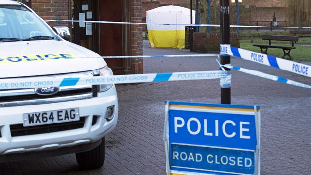 La police a bouclé le périmètre autour du centre commercial de Salisbury, dans le sud de l'Angleterre, où l'ex-agent russe a été retrouvé. [Keystone - Steve Parsons/PA via AP]