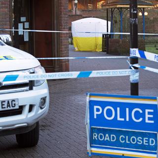 La police a bouclé le périmètre autour du centre commercial de Salisbury, dans le sud de l'Angleterre, où l'ex-agent russe a été retrouvé. [Keystone - Steve Parsons/PA via AP]