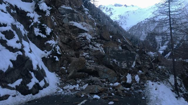 Un éboulement sur la route du col de la Forclaz en janvier. [POLIZEI WALLIS]