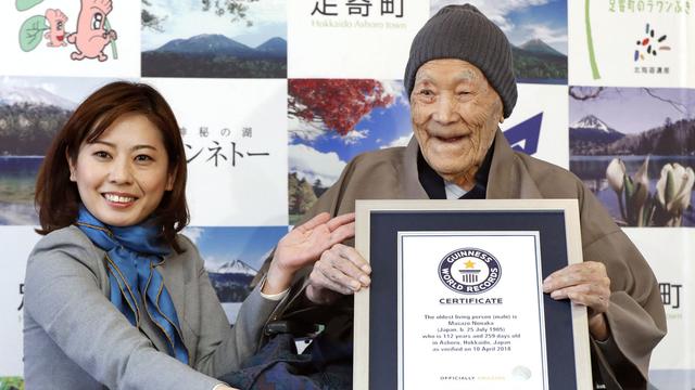 Masazo Nonaka reçoit son certificat du Guinness des records à Ashoro. [Kyodo News via AP/Keystone - Masanori Takei]