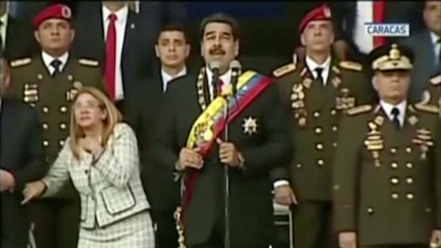 Sur les images retransmises en direct par la télévision d'Etat, on voit le président du Vénézuela, Nicolas Maduro, interrompre son discours avant de lever les yeux vers le ciel. La retransmission a alors été interrompue. [Reuters - prise d'écran VENEZUELAN GOVERNMENT TV]