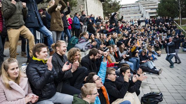 Brigue célèbre l'élection de Viola Amherd au Conseil fédéral. [KEYSTONE - Jean-Christophe Bott]