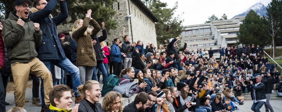 Brigue célèbre l'élection de Viola Amherd au Conseil fédéral. [KEYSTONE - Jean-Christophe Bott]