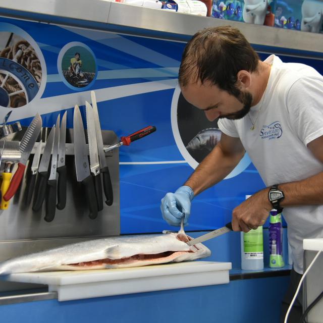 Michaël Terrier vend ses poissons quotidiennement sur les marchés. [RTS - Gaël Klein]