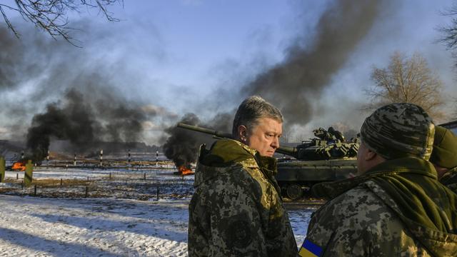 Le président ukrainien Petro Porochenko visite une base de l'armée de terre, le 28 novembre 2018.