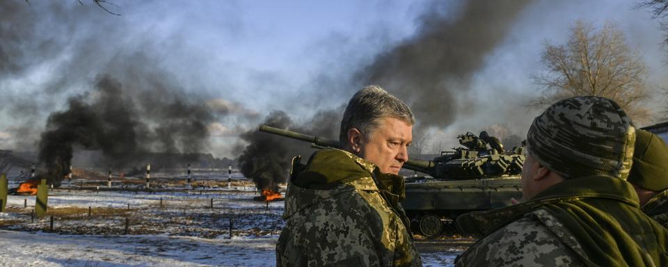 Le président ukrainien Petro Porochenko visite une base de l'armée de terre, le 28 novembre 2018.