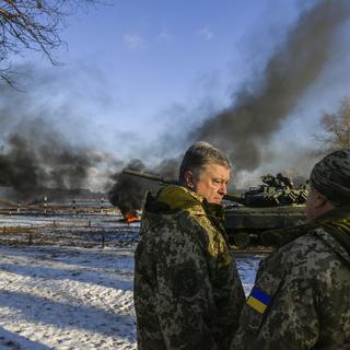 Le président ukrainien Petro Porochenko visite une base de l'armée de terre, le 28 novembre 2018.