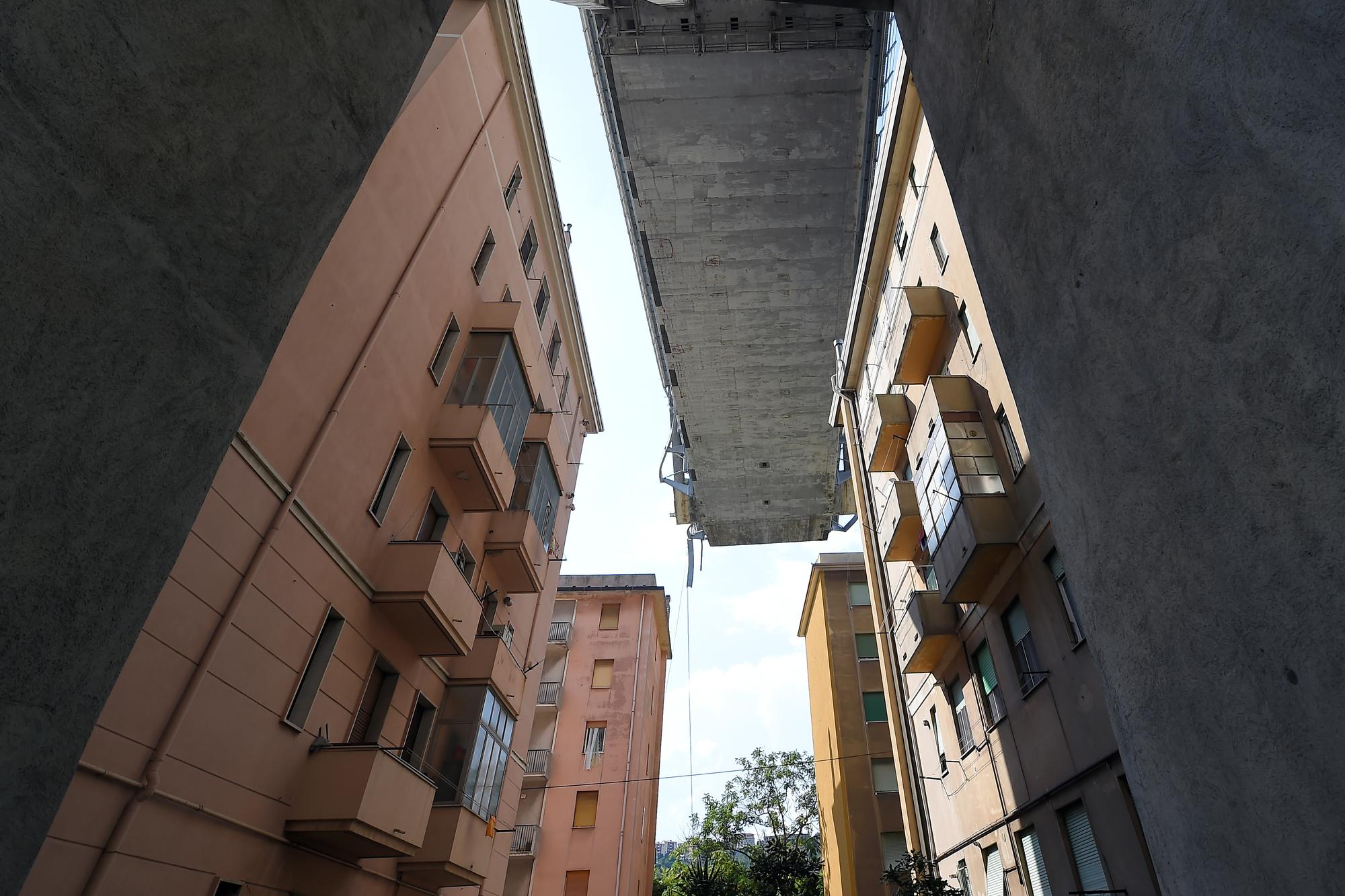 Une vue du pont partiellement effondré à Gênes et des immeubles d'habitation situés juste au-dessous. [REUTERS - Massimo Pinca]