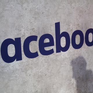 Facebook a suspendu Cambridge Analytica, une société qui aurait récolté sans leur consentement les données privées de millions d'utilisateurs. [Keystone - AP Photo/Thibault Camus]