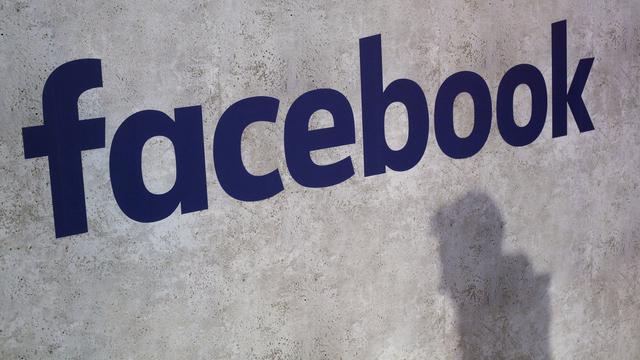 Facebook a suspendu Cambridge Analytica, une société qui aurait récolté sans leur consentement les données privées de millions d'utilisateurs. [Keystone - AP Photo/Thibault Camus]