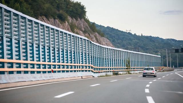 Une barrière anti-bruit sur l'autoroute. [Fotolia - Goran Jakus]