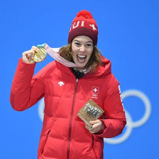 La suissesse Michelle Gisin célèbre sa médaille d'or aux JO de Pyeongchang. [AFP - Tobias Hase]