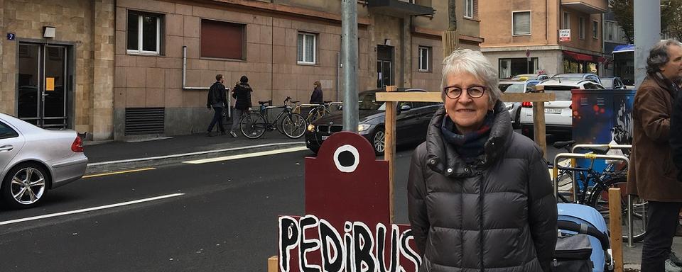 Anne -Francoise Decollogny présidente du collectif  Vinet - Beaulieu et membre du Parti socialiste lausannois à avenue Vinet. Sur cette avenue les voitures doivent Rouler à 30 km heure la nuit. [RTS - Céline Fontannaz]