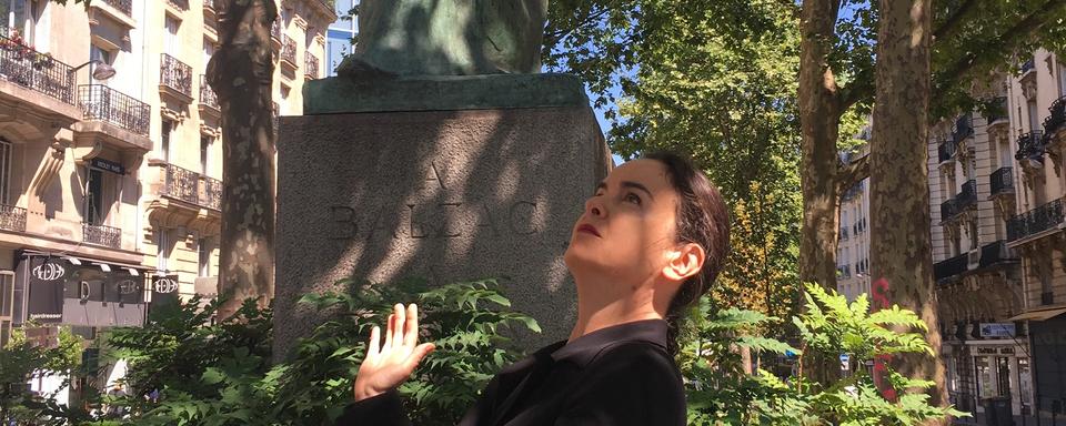 Amélie Nothomb sous une statue de Balzac. [RTS - Karine Vasarino]