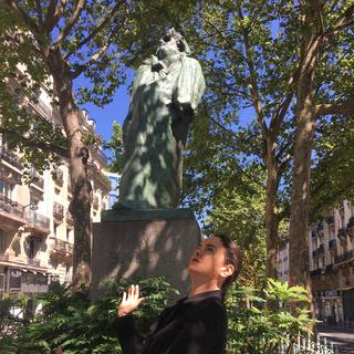 Amélie Nothomb sous une statue de Balzac. [RTS - Karine Vasarino]