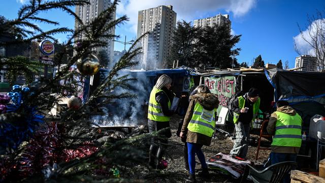 Des "gilets jaunes" poursuivent leur mouvement de protestation à St-Etienne. [AFP - Jean-Philippe Ksiazek]