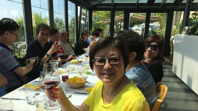 Un groupe venu de Hong Kong déguste du vin au domaine Bovy, à Chexbres, spécialisé dans l'oenotourisme. [RTS - Céline Fontannaz]