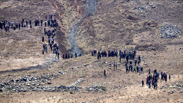 Des réfugiés syriens marchent dans le Golan en direction de la frontière israélienne. [EPA - Atef Safadi]