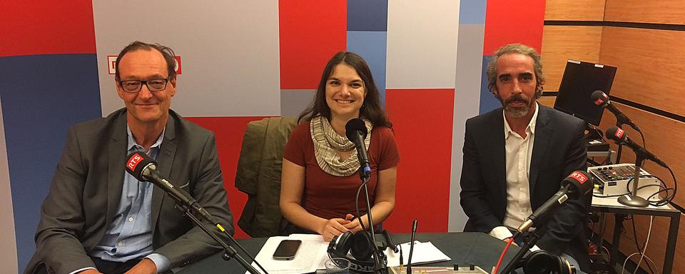 Pierre Ruetschi (Tribune de Genève), Laura Drompt (Le Courrier) et Laurent Keller (Léman Bleu). [RTS - Tania Sazpinar]