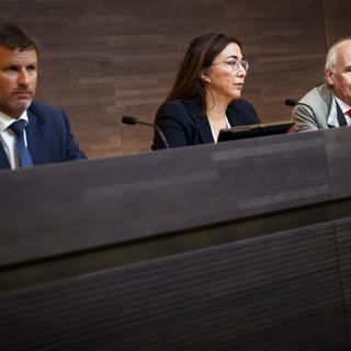 Eric Kaltenrieder, Cesla Amarelle et le professeur Claude Rouiller devant la presse. [Keystone - Valentin Flauraud]