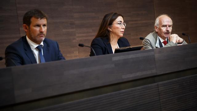 Eric Kaltenrieder, Cesla Amarelle et le professeur Claude Rouiller devant la presse. [Keystone - Valentin Flauraud]