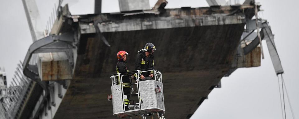 Les secours sont toujours à pied d'oeuvre sous le pont Morandi. [ANSA via AP/Keystone - Luca Zennaro]